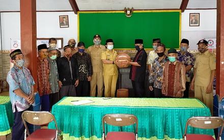 PEMBAGIAN TEMPAT CUCI TANGAN KEPADA SELURUH MASJID/MUSHOLLA SE-DESA JAJAR
